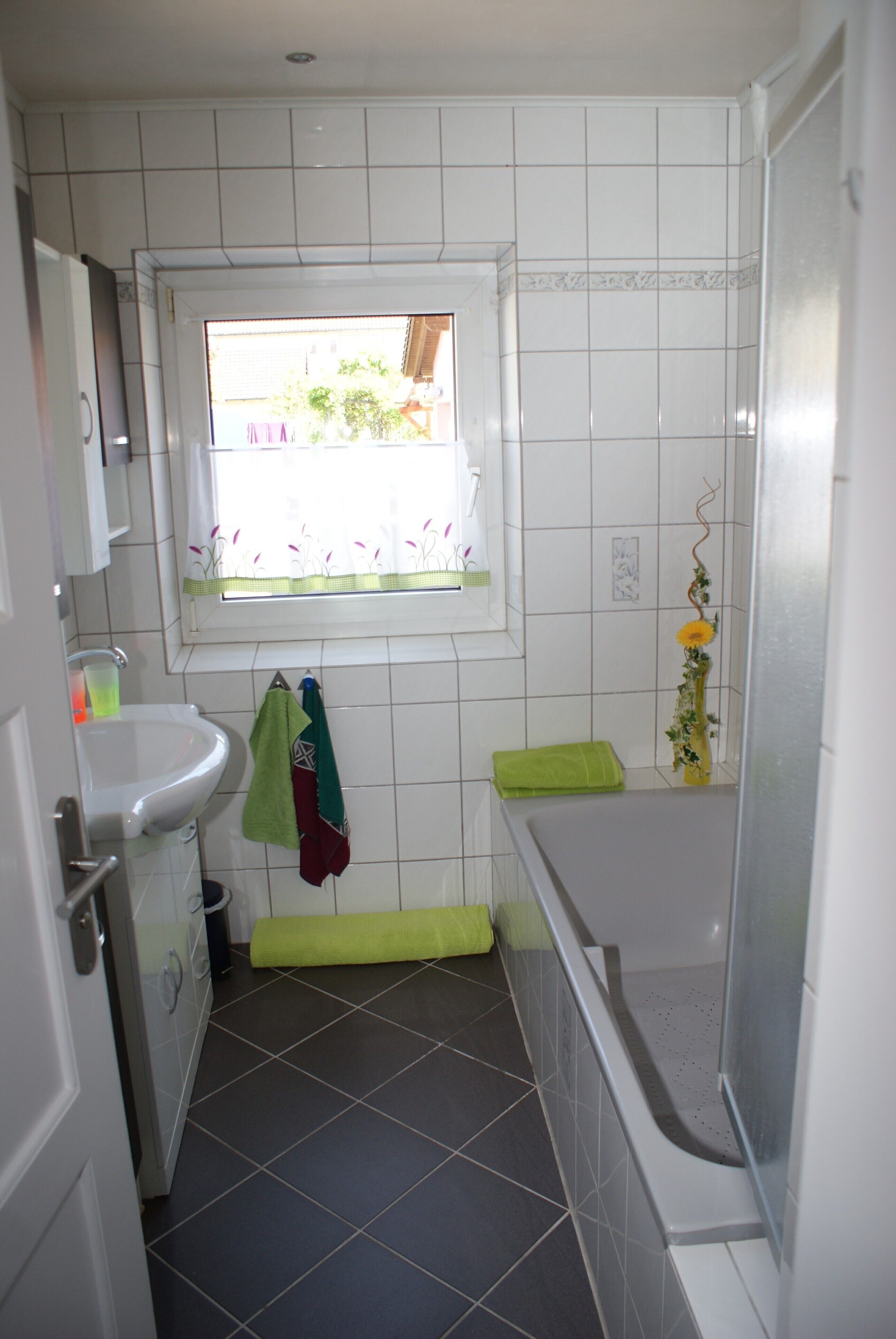 Ensemble douche/baignoire, sèche-cheveux, serviettes fournies, savon