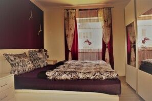 3 chambres, coffres-forts dans les chambres, bureau