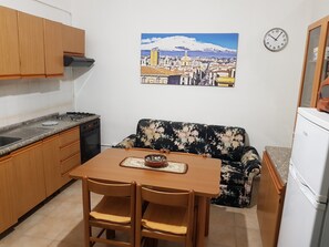 Kühlschrank, Ofen, Herdplatte, Wasserkocher mit Kaffee-/Teezubehör