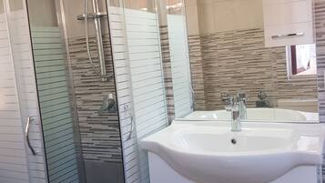 Doccia, asciugacapelli, bidet, asciugamani