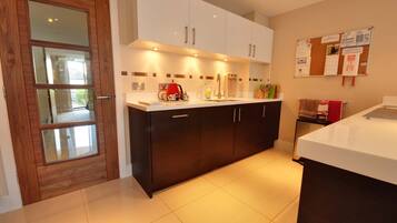 Lemari es besar, oven, mesin pencuci piring, dan ketel listrik