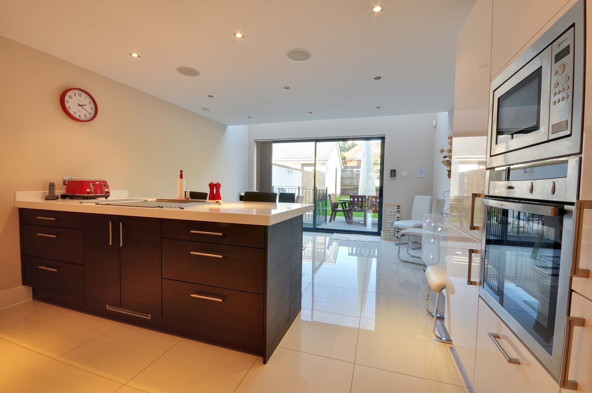 ตู้เย็นขนาดใหญ่, เตาอบ, เครื่องล้างจาน, กาต้มน้ำไฟฟ้า