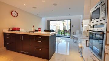 Full-sized fridge, oven, dishwasher, electric kettle