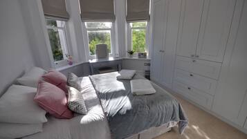 2 bedrooms, iron/ironing board, free WiFi, bed sheets