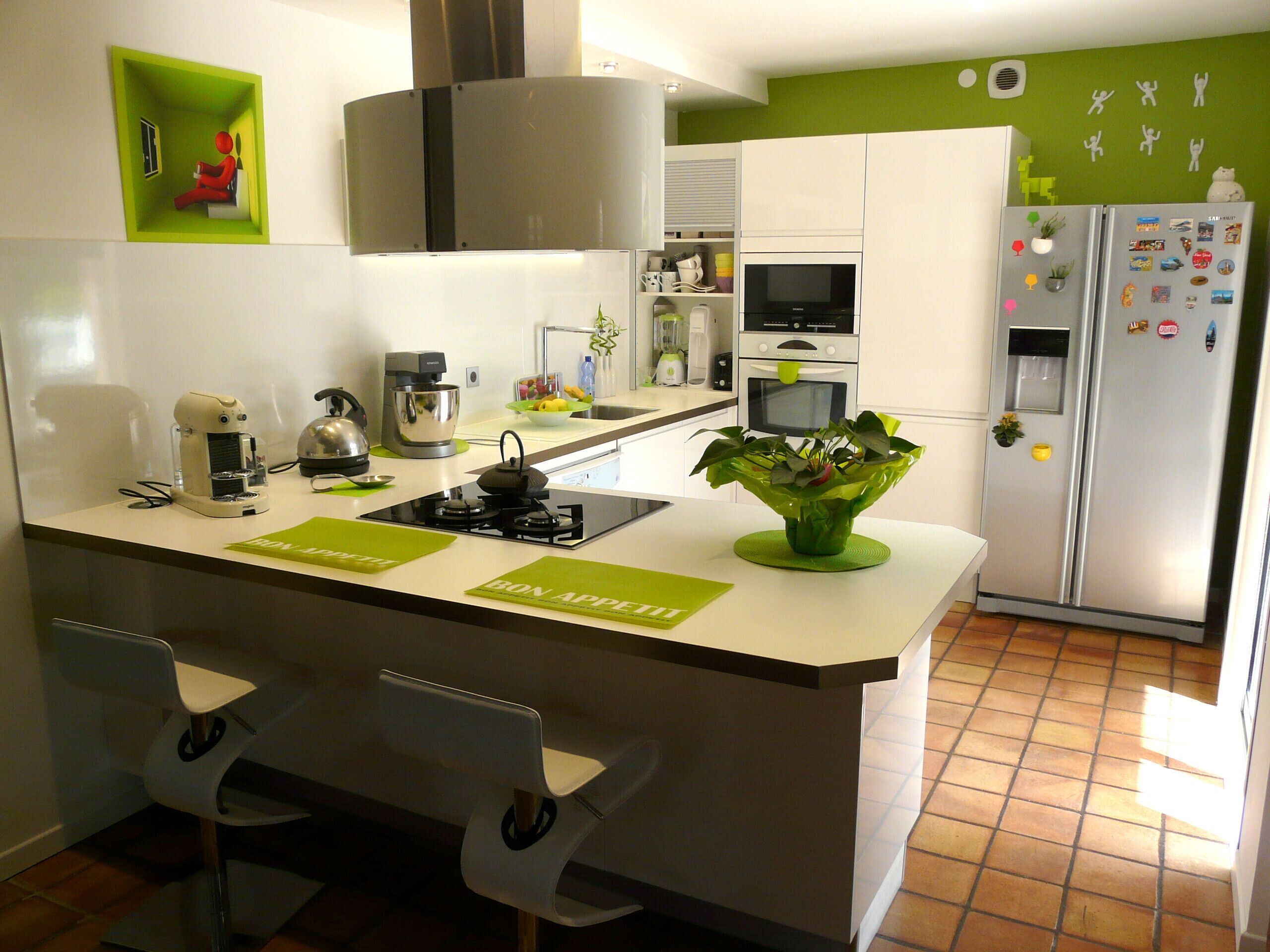 Réfrigérateur, four à micro-ondes, un four, surface de cuisson