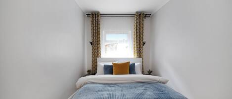 1 dormitorio, tabla de planchar con plancha, wifi y ropa de cama