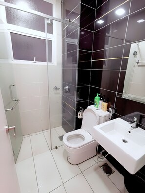 Dusche, Haartrockner, Handtücher, Seife