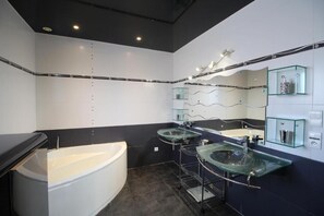 Pyyhkeet, saippua, sampoo, vessapaperi