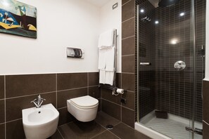 Cottage | Bathroom | Hair dryer, bidet, towels, toilet paper