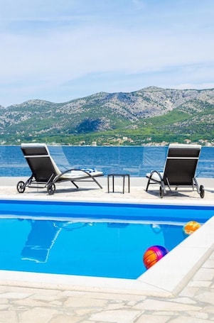 Una piscina al aire libre de temporada