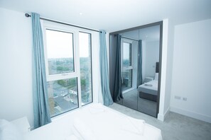2 bedrooms, blackout curtains, soundproofing, iron/ironing board - High view 2 Bedroom apt - Woolwich (London)