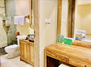 スーペリア ダブルルーム | バスルーム | シャワー、ヘアドライヤー、タオル、石鹸
