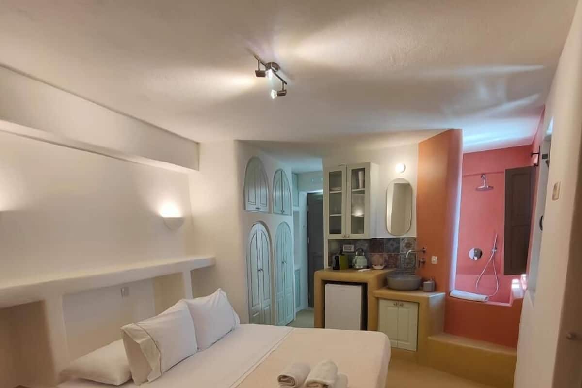 Suite estudio clásica, 1 habitación, vista al océano, frente al océano | Área de sala de estar | Smart TV