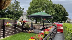 A garden with a wooden fence, a pathway, and a green pavilion. - Blenheim Guest House York (York)