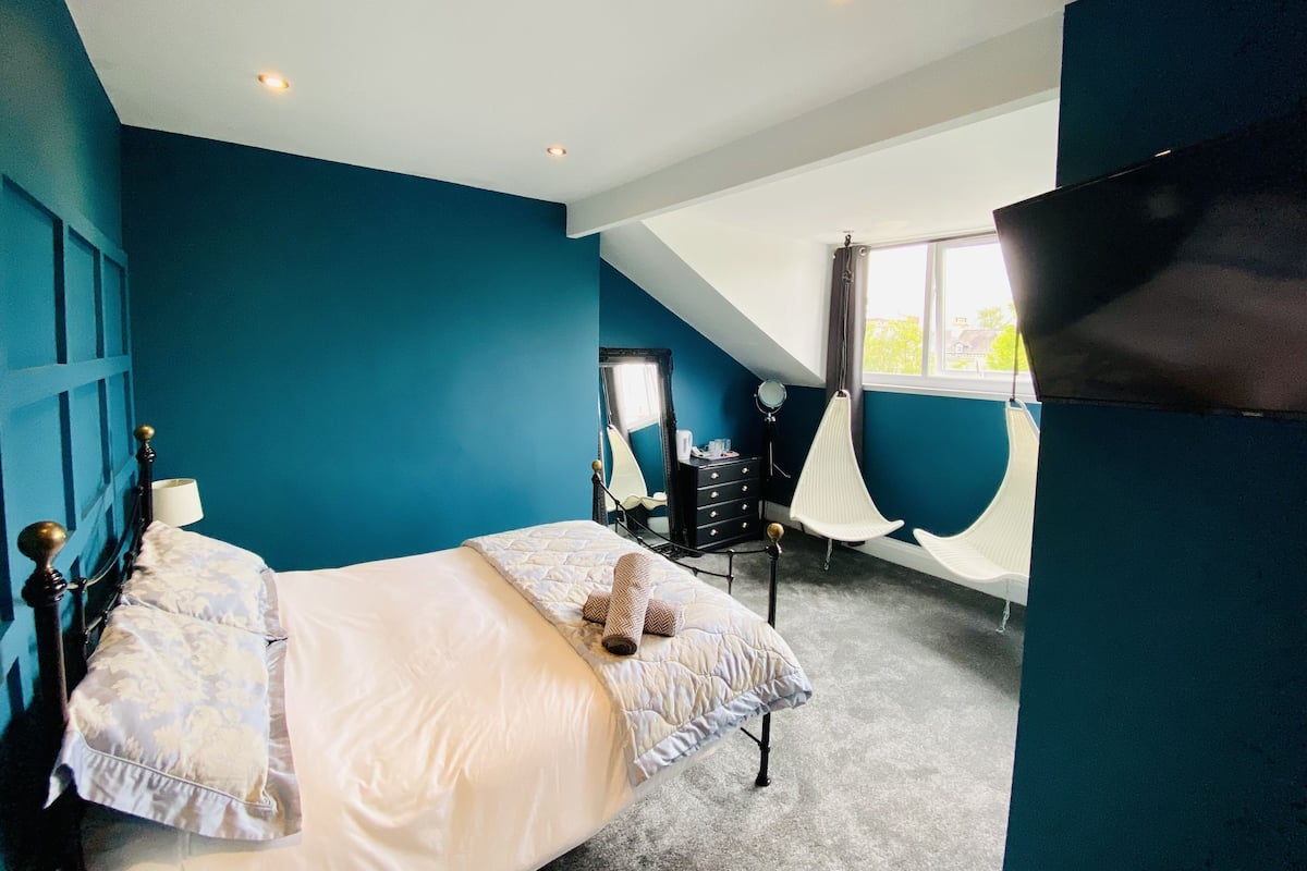 Deluxe Room | Iron/ironing board, free WiFi, bed sheets