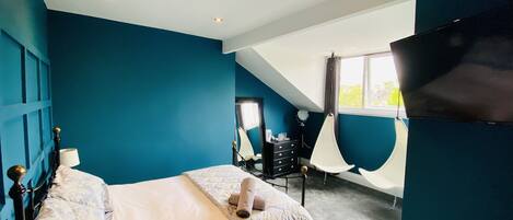 Habitación Deluxe | Tabla de planchar con plancha, wifi gratis y ropa de cama