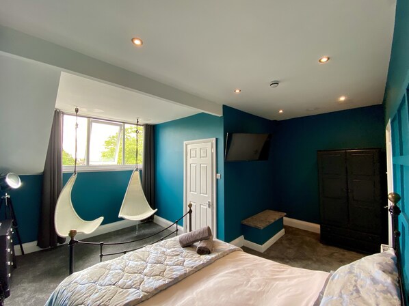 Tabla de planchar con plancha, wifi gratis y ropa de cama