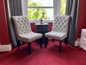 Tabla de planchar con plancha, wifi gratis y ropa de cama