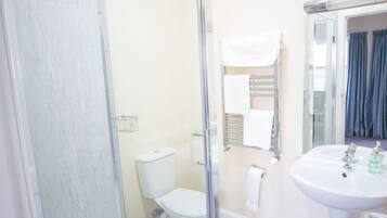 Double Room | Bathroom | Free toiletries, hair dryer, towels, soap
