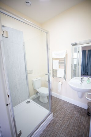 Double Room | Bathroom | Free toiletries, hair dryer, towels, soap - Smithfield guesthouse (Dounby)