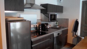 Jääkaappi, mikroaaltouuni, uuni, astianpesukone