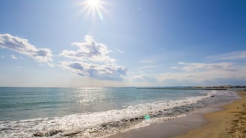 Ligstoelen aan het strand