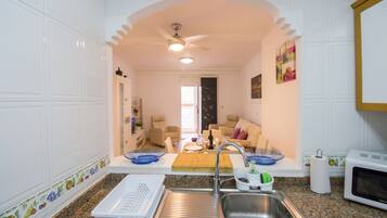 Een koelkast, een microgolfoven, een oven, een kookplaat