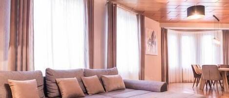 Departamento, 3 habitaciones | Sala de estar | Televisión de pantalla plana