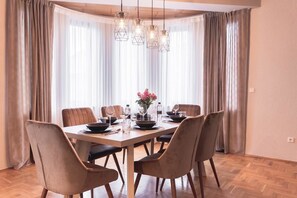 apartman, 3 hálószobával | Étkezés a szobában