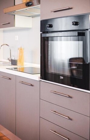 apartman, 3 hálószobával | Privát konyha | Sütő, főzőlap és főzőedények/tányérok/evőeszközök