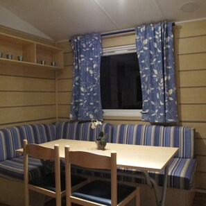 Fridge, microwave, stovetop, coffee/tea maker - Swecamp Jägersbo - Camping & Stugor (Hoor)