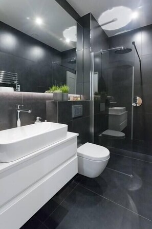 Douche, séchoir à cheveux, serviettes fournies