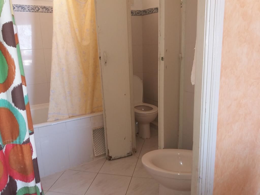 Standard-Doppelzimmer | Badezimmer | Regendusche, Handtücher, Seife, Toilettenpapier