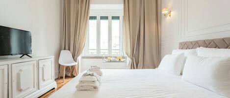 Tabla de planchar con plancha, wifi gratis y ropa de cama