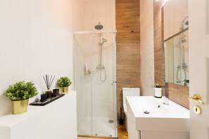 Superior Quadruple Room, Private Bathroom | Bathroom | Shower, hair dryer, towels, soap - 6 Clouds (Lisbon)