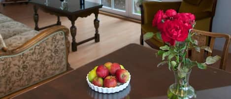 En 28-tommers smart-TV med digitale kanaler samt TV