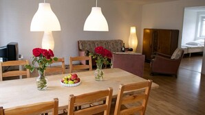 Leilighet – basic (4 person) | Oppholdsrom | En 28-tommers smart-TV med digitale kanaler samt TV