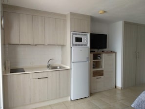 Frigorifero, microonde, macchina per tè/caffè, bollitore elettrico