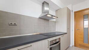 Kaffetrakter/tekoker, kjøleskap, mikrobølgeovn og ovn