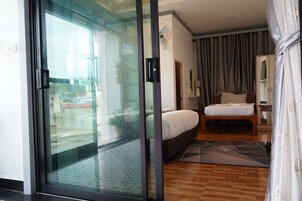 Kolmen hengen deluxe-huone | Työpöytä, silitysrauta/-lauta, ilmainen Wi-Fi, vuodevaatteet