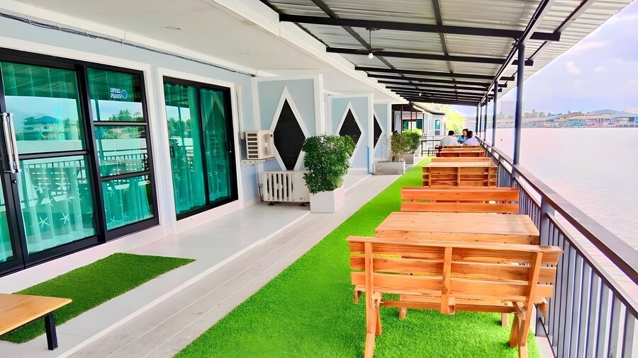 Chaiyai River Front Hotel