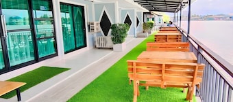 Chaiyai River Front Hotel