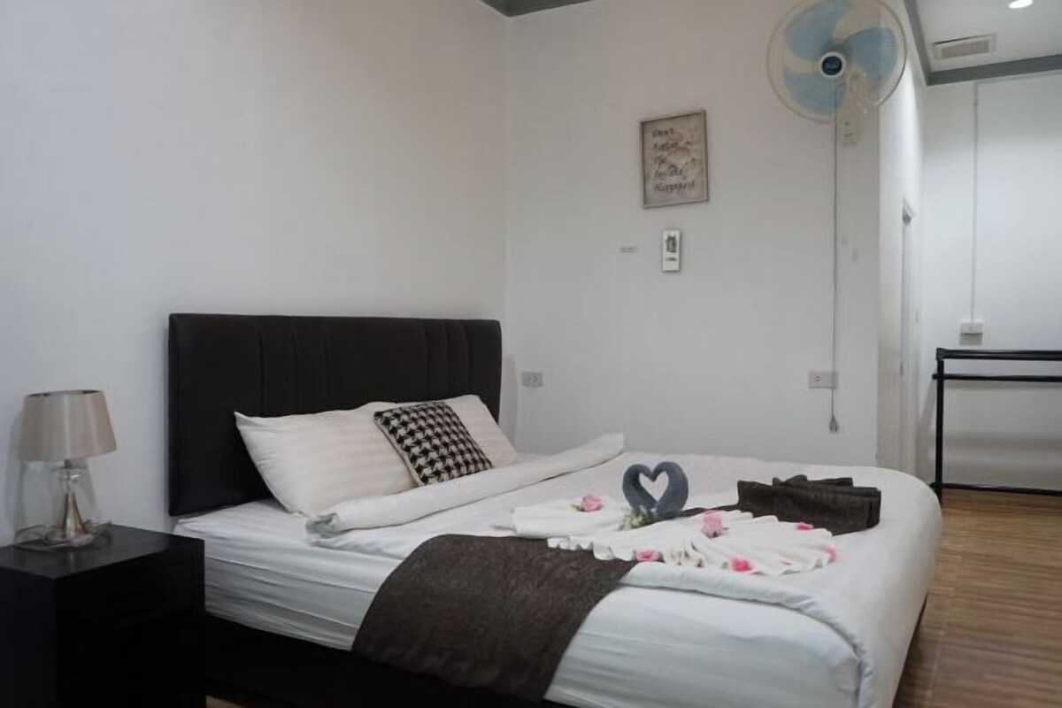 Desk, iron/ironing board (on request), WiFi (free), bed sheets
