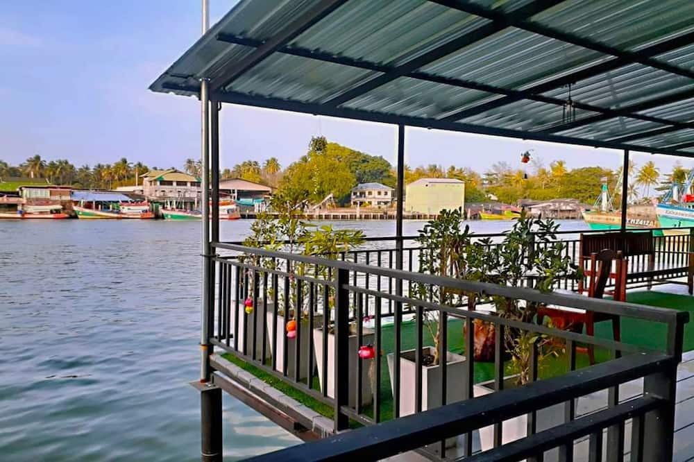 Chaiyai River Front Hotel