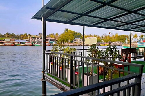 Chaiyai River Front Hotel