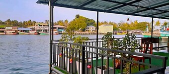 Chaiyai River Front Hotel