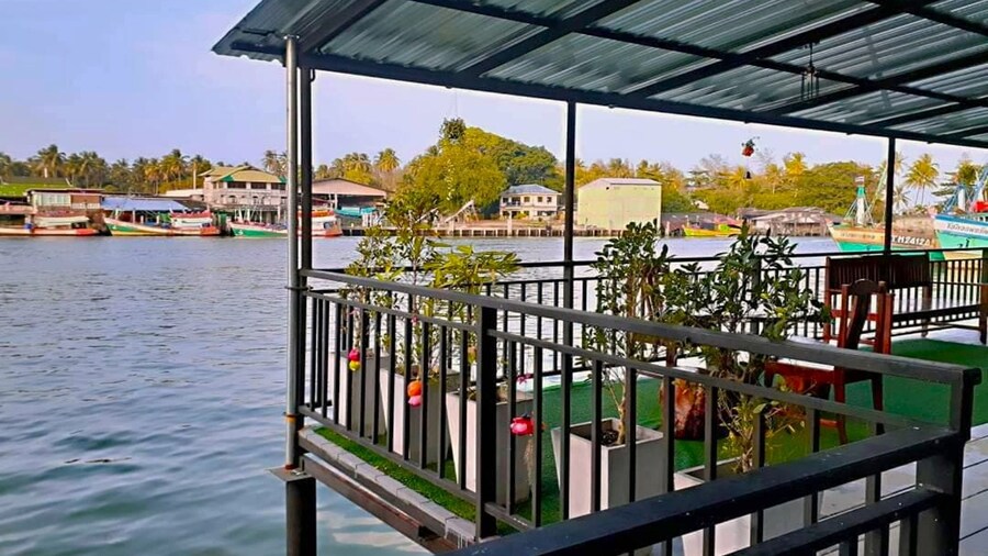 Chaiyai River Front Hotel