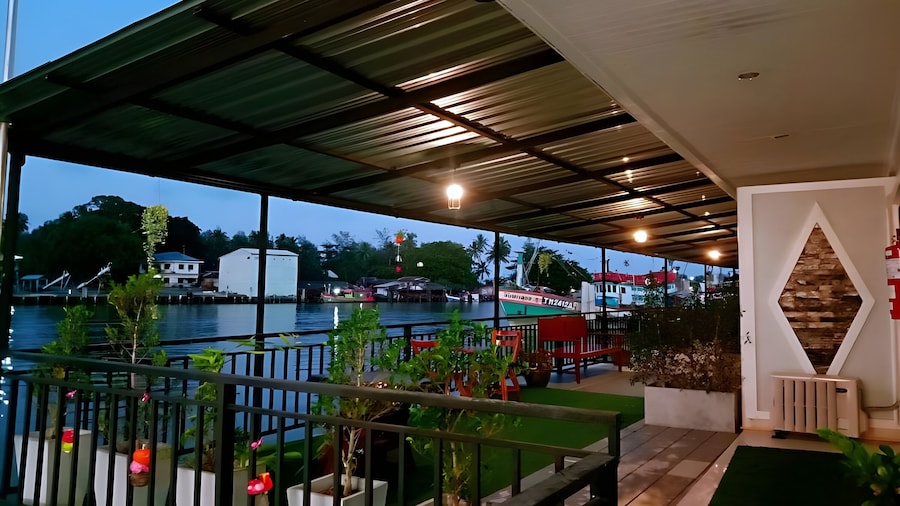 Chaiyai River Front Hotel