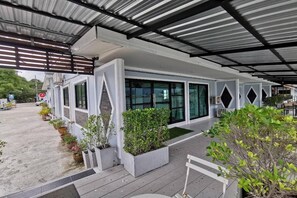 Front of property - Chaiyai River Front Hotel (Sichon)