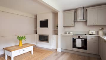 Dishwasher, cookware/dishes/utensils, dining tables